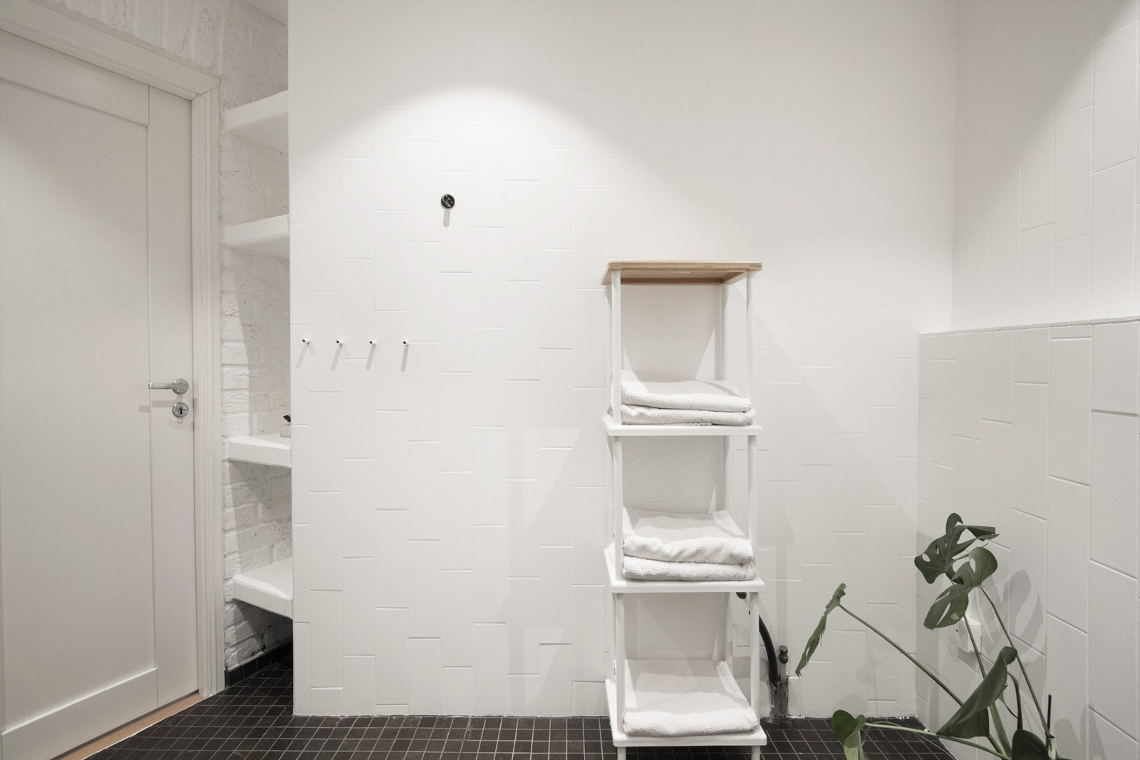 Baderommet har rikelig med rom for oppbevaringsmuligheter. Galleribilde