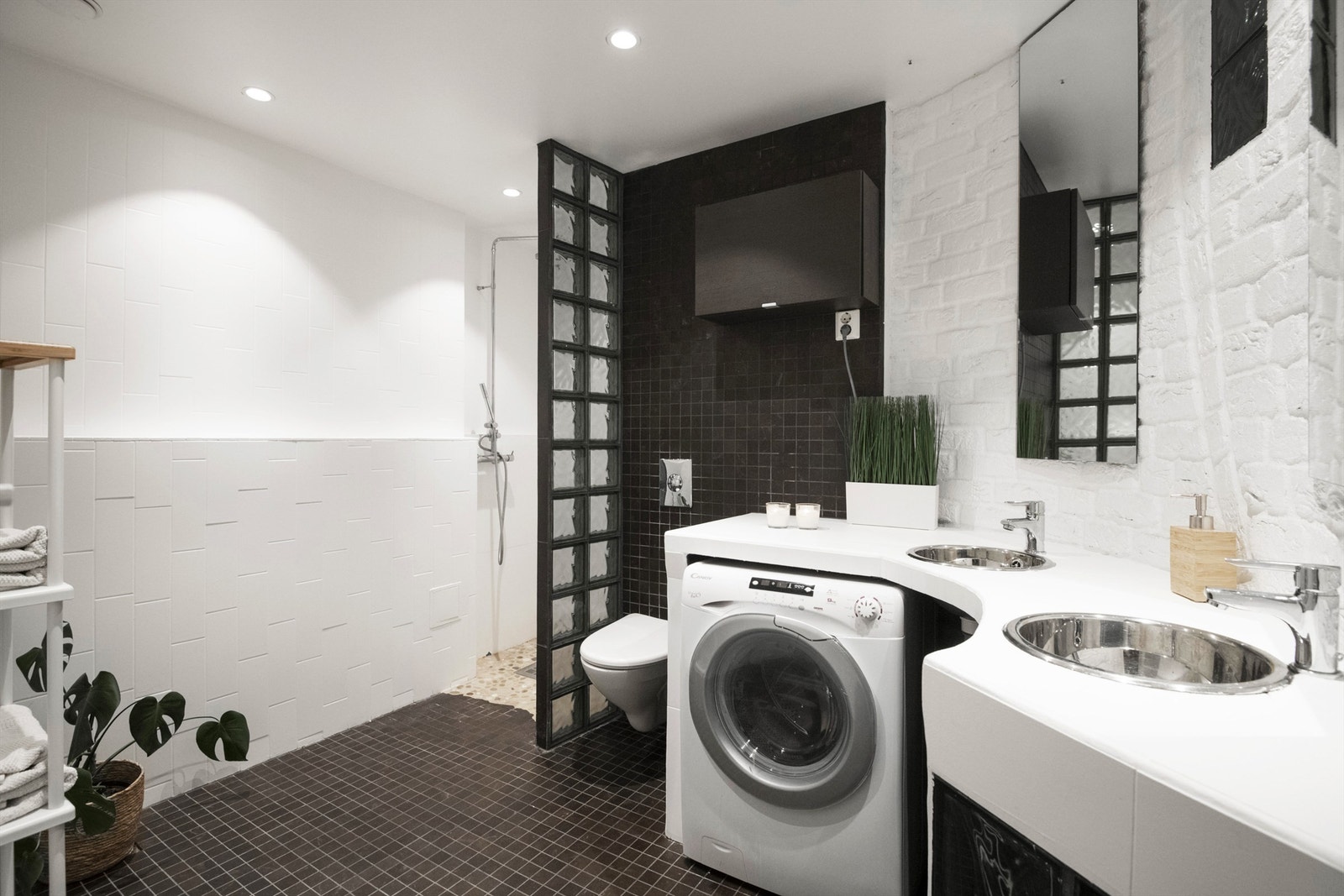 Flislagt baderom av svært god størrelse med opplegg for vaskemaskin. Galleribilde