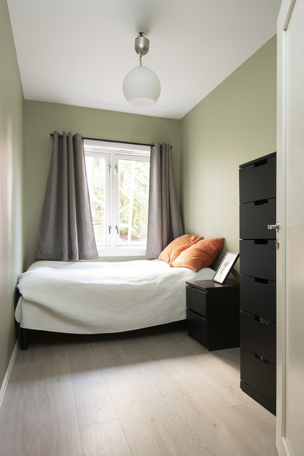 Soverom 2 vender også ut mot bakgård og har godt med lysinnslipp. Galleribilde