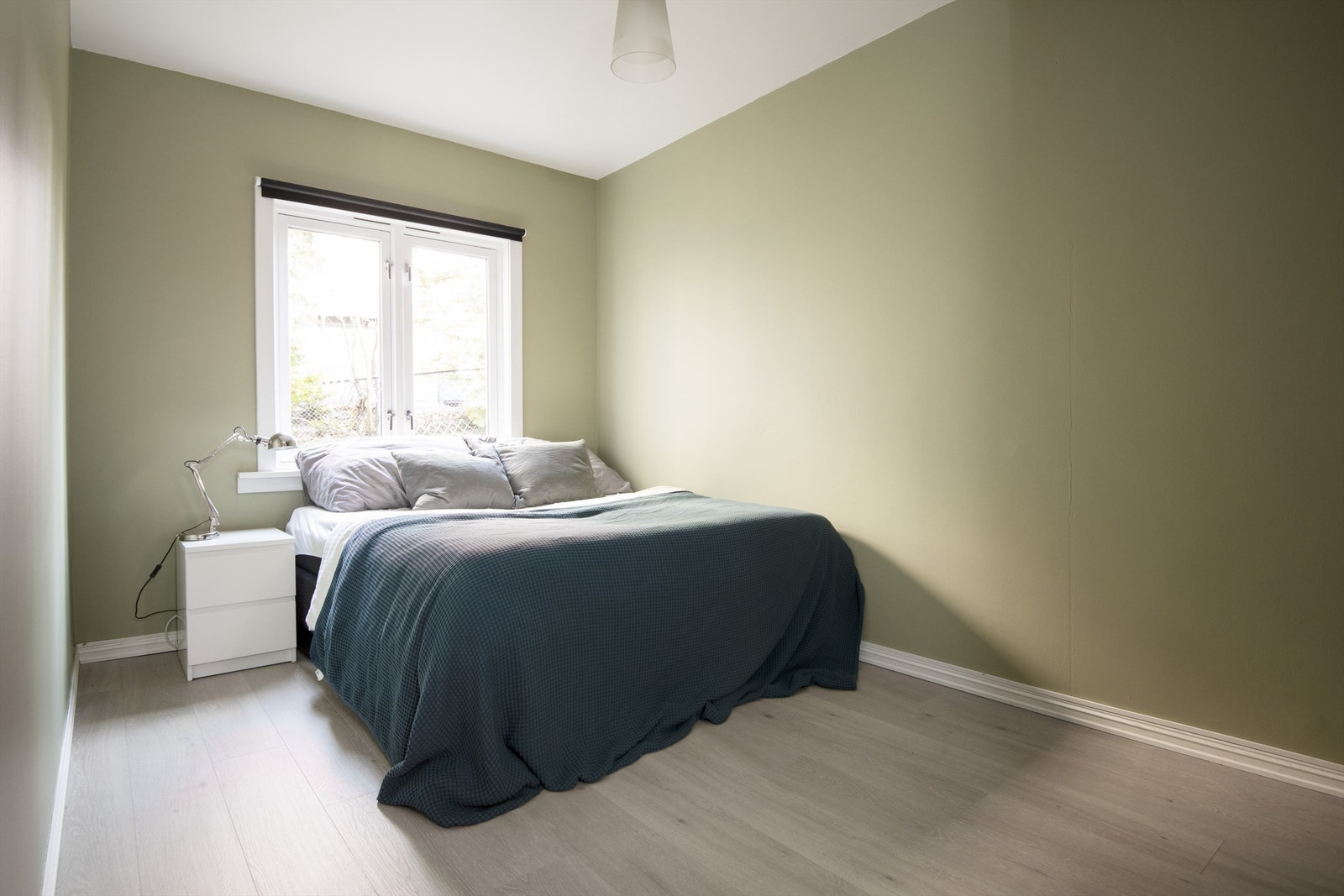 Hovedsoverom av god størrelse som vender ut mot bakgård, og har godt med lysinnslipp. Galleribilde