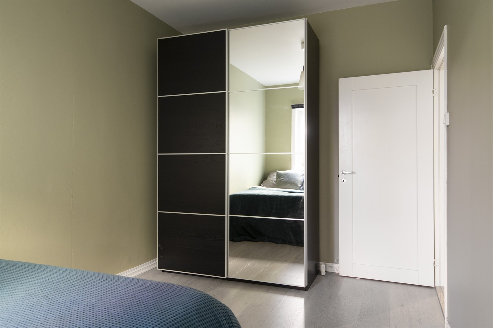 God plass til garderobeskap og/eller kommode. Galleribilde