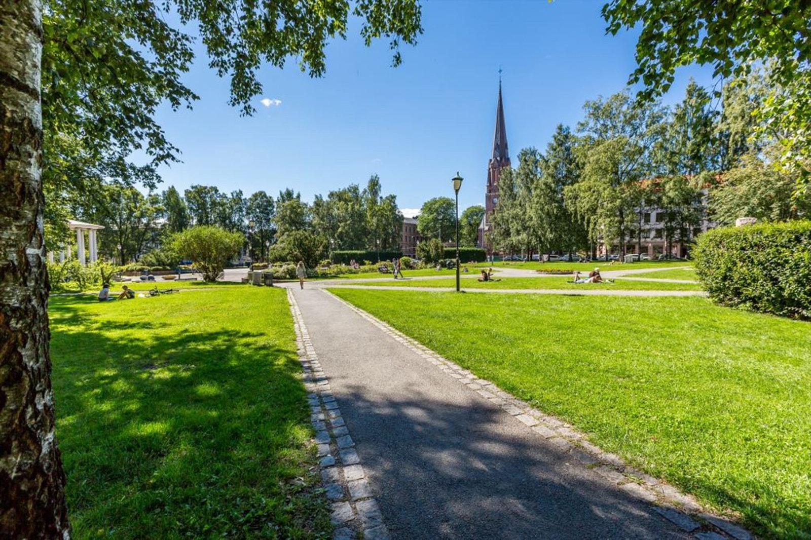 Vakre Birkelunden er en populær park, har ukentlig søndagsmarked og brukes mye til konserter, møter, festivaler og lignende. Galleribilde