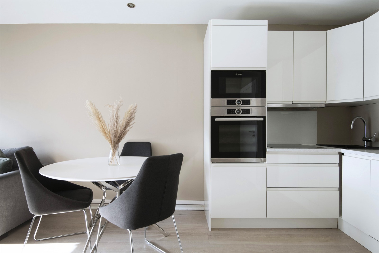 Stue/kjøkken i åpen løsning som gir plass til en sofaseksjon, TV-seksjon, samt en spisebordløsning. Galleribilde