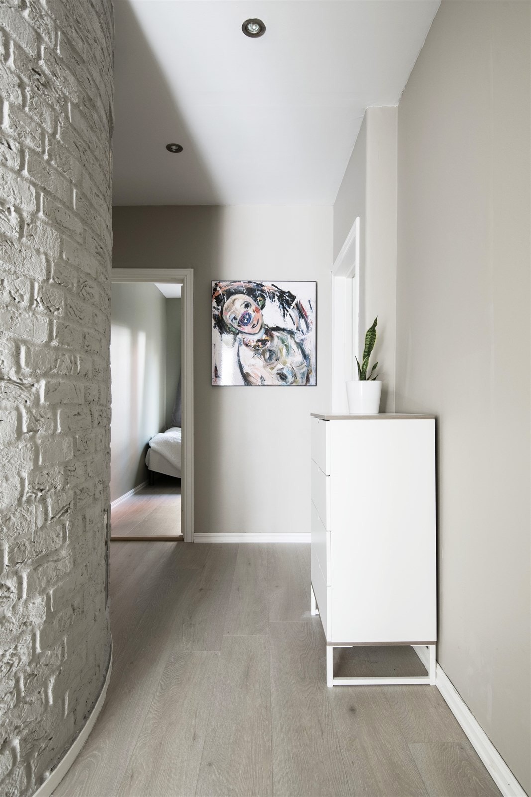 Innbydende entré med gode oppbevaringsmuligheter, samt en murvegg som gir et stilig særpreg. Galleribilde