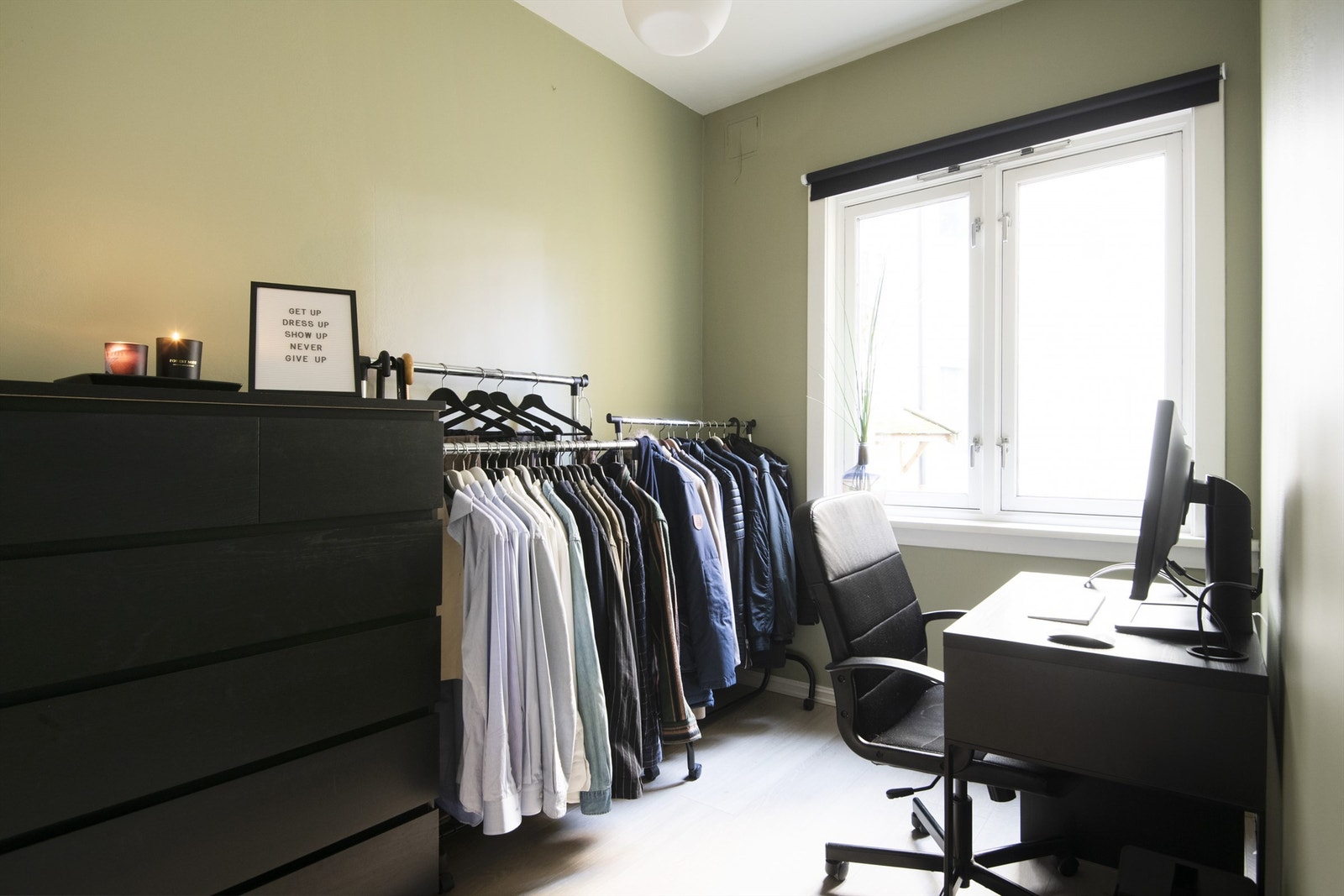 Soverom 3 vender ut mot bakgård og har godt med lysinnslipp. Galleribilde