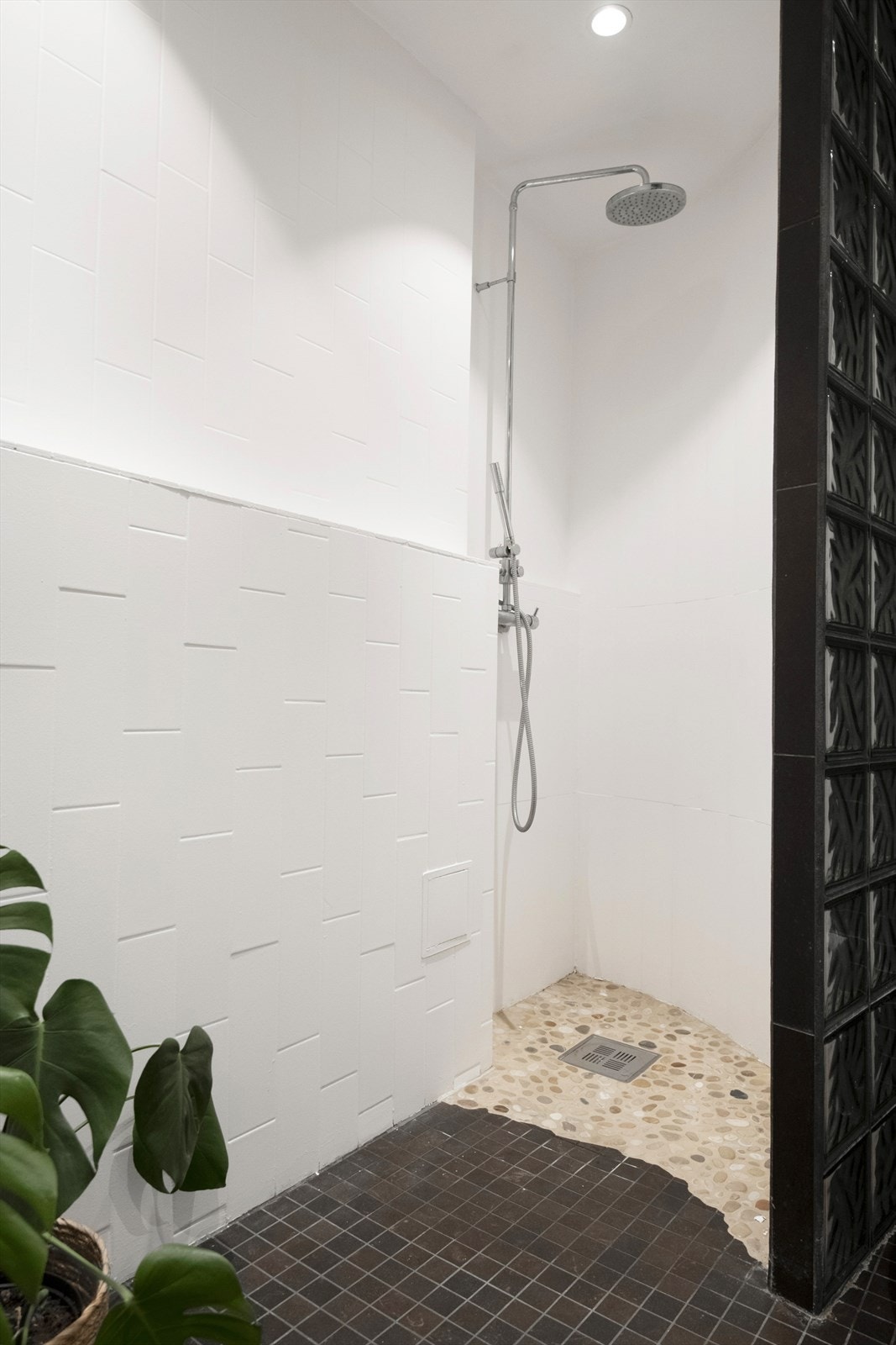 Rullesteinsfliser i dusjsone og veggfliser malt i 2021. Galleribilde