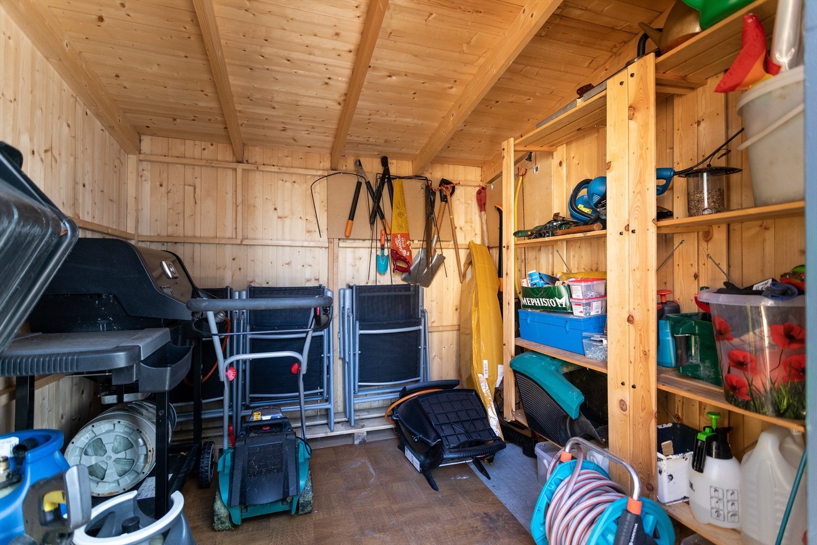 Praktisk utebod med god plagringsplass. Galleribilde