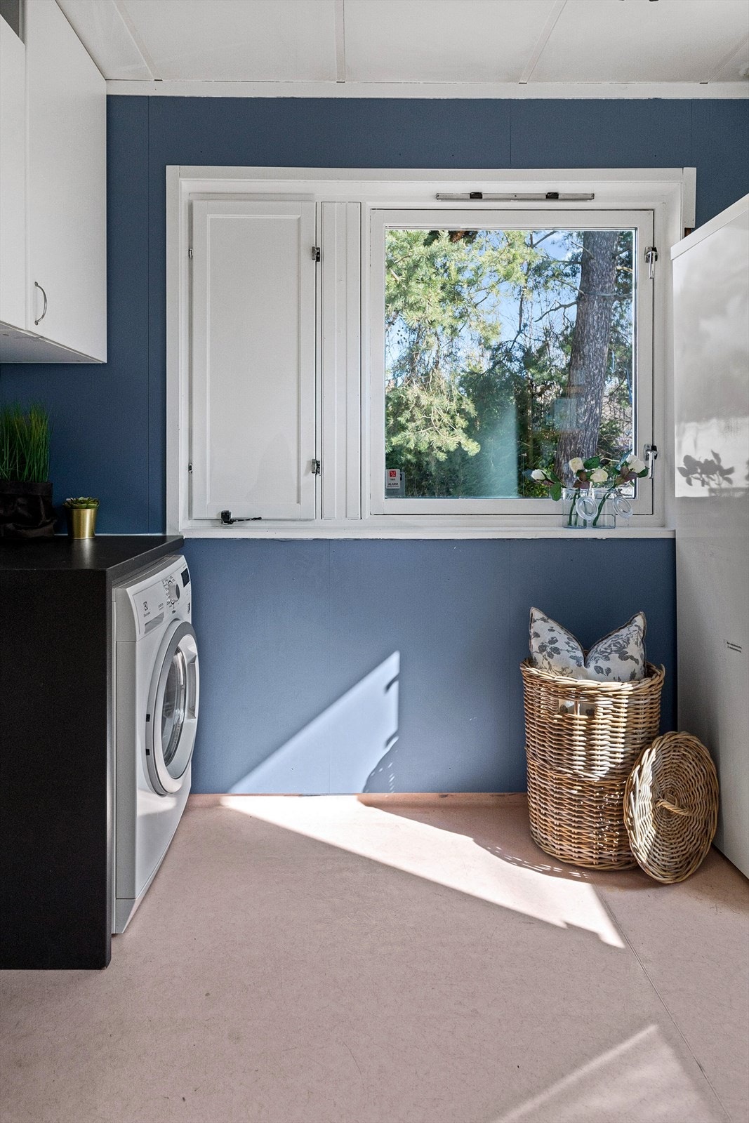 Praktisk vaskerom med separat inngang. Vaskerommet består av innredning fra 2018, overskap og utslagsvask. Det er montert dobbel stikkontakt på vegg, og det er opplegg for vaskemaskin. Galleribilde