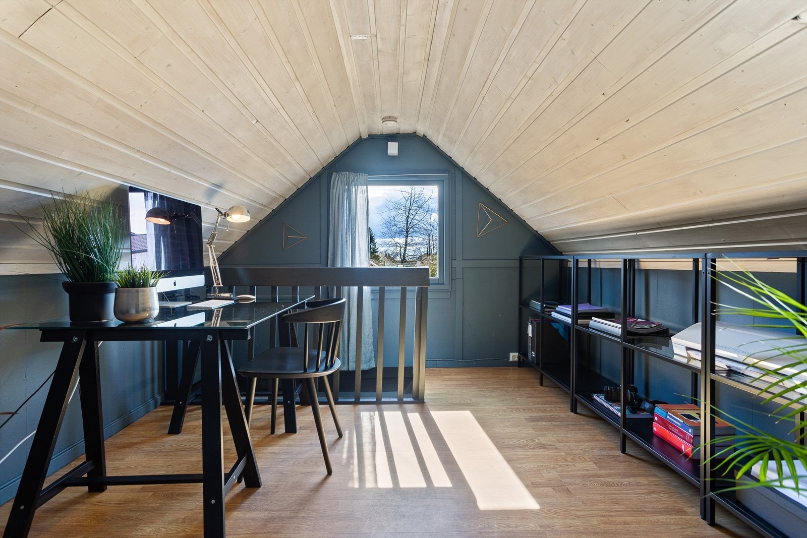 2. etasjen av garasjen brukes i dag til hjemmekontor og oppbevaring. Galleribilde