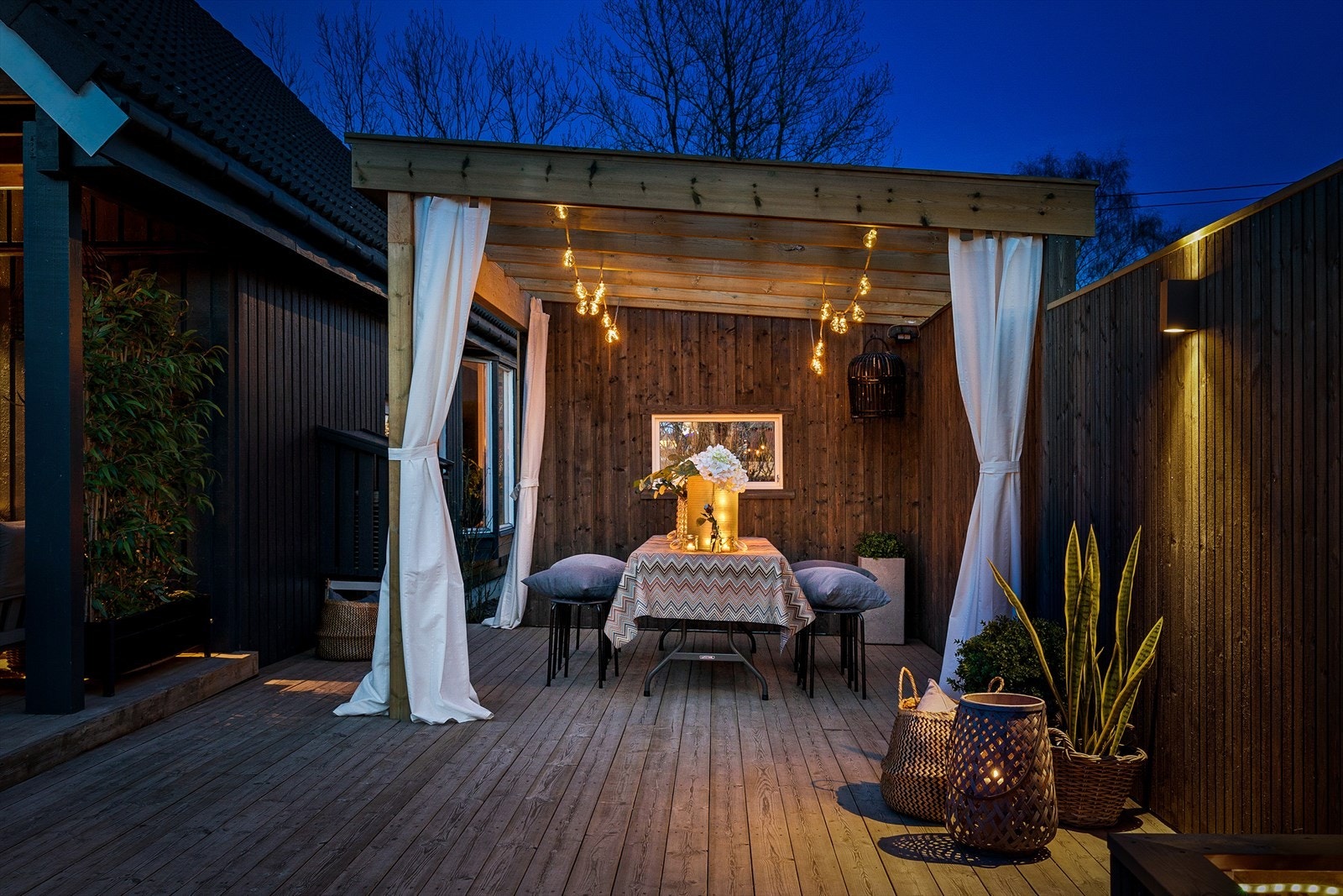 Pergolaen er oppført i 2020 hvor det er anlagt flere stikkontakter for både varmelampe, mobillading og utelys. Galleribilde