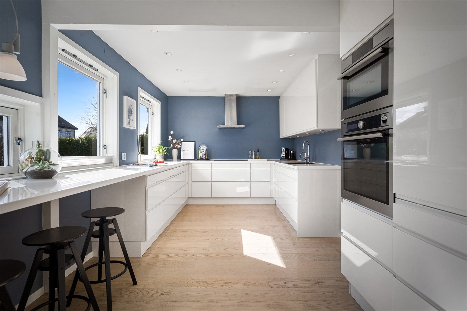 Meget romslig kjøkken med rikelig av skap- og benkeplass. Kjøkkenet består av Designa kjøkkeninnredning med profilerte fronter, overskap med belysning mellom benkeplate. Galleribilde