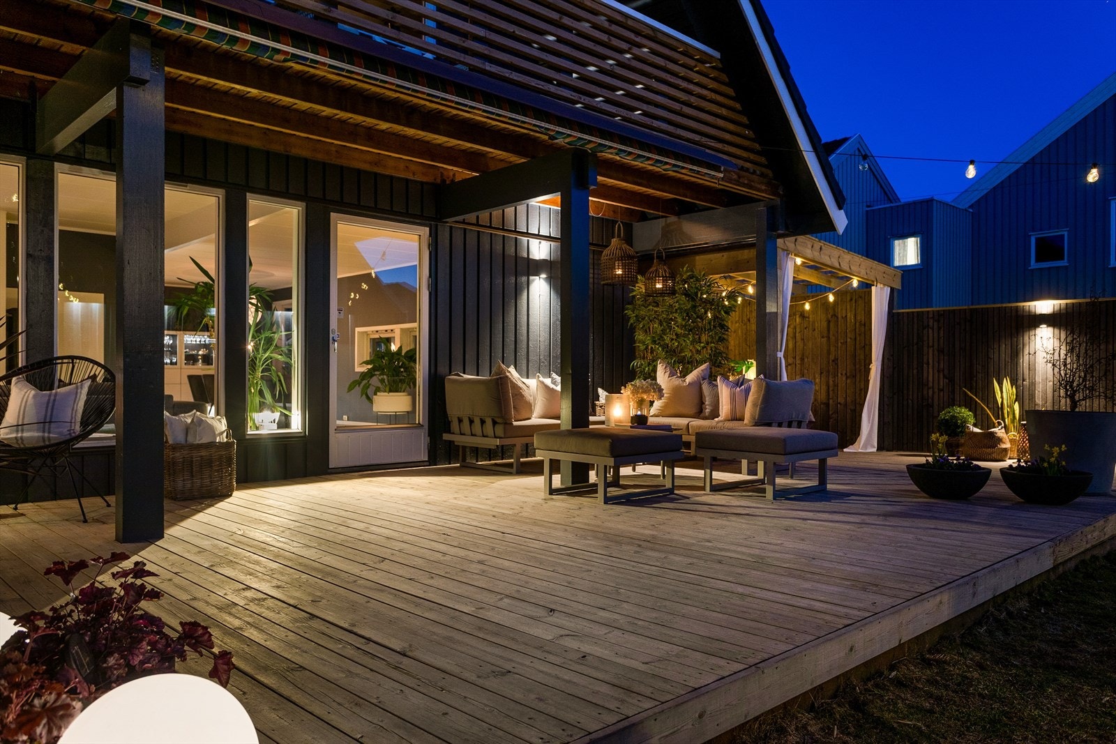 Fra stuen er det direkte adkomst til en pent opparbeidet hage bestående av en vestvendt terrasse på ca. 38 m² og en terrasse på 28,6 m² overbygget med pergola. Galleribilde