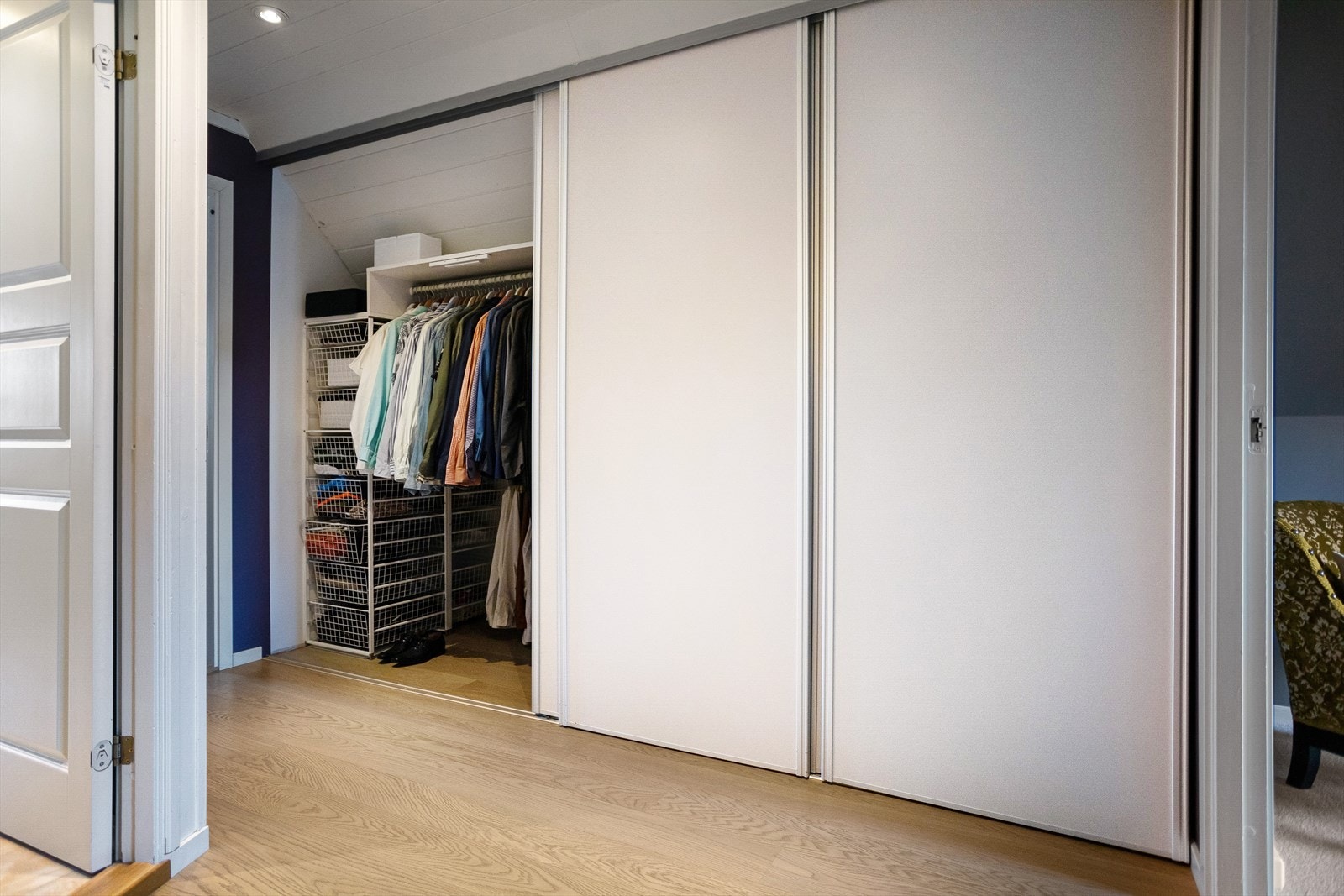 I gangen i 2. etasje er det laget en smart garderobeløsning med god plass og skyvedører på 3,5 meter. Galleribilde