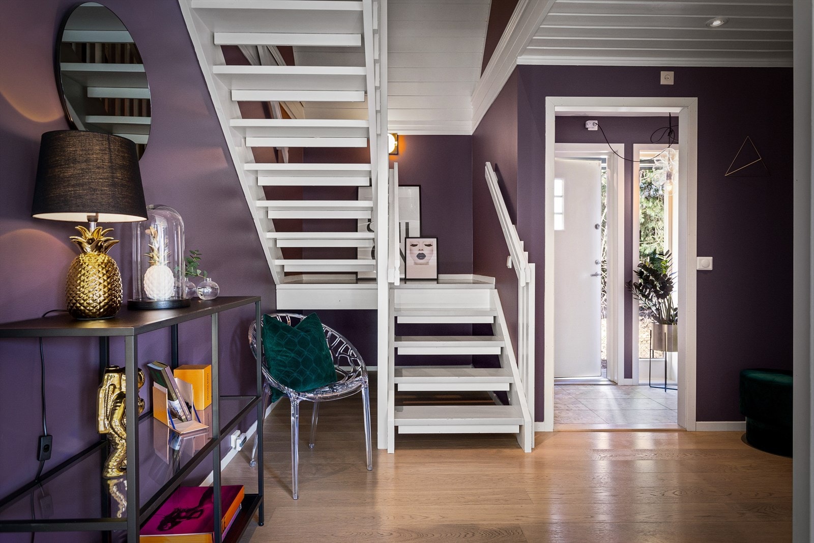 Opp trappen til 2. etasje finner man 3 soverom, et stort baderom med badstu, stor garderobe og en flott balkong. Galleribilde