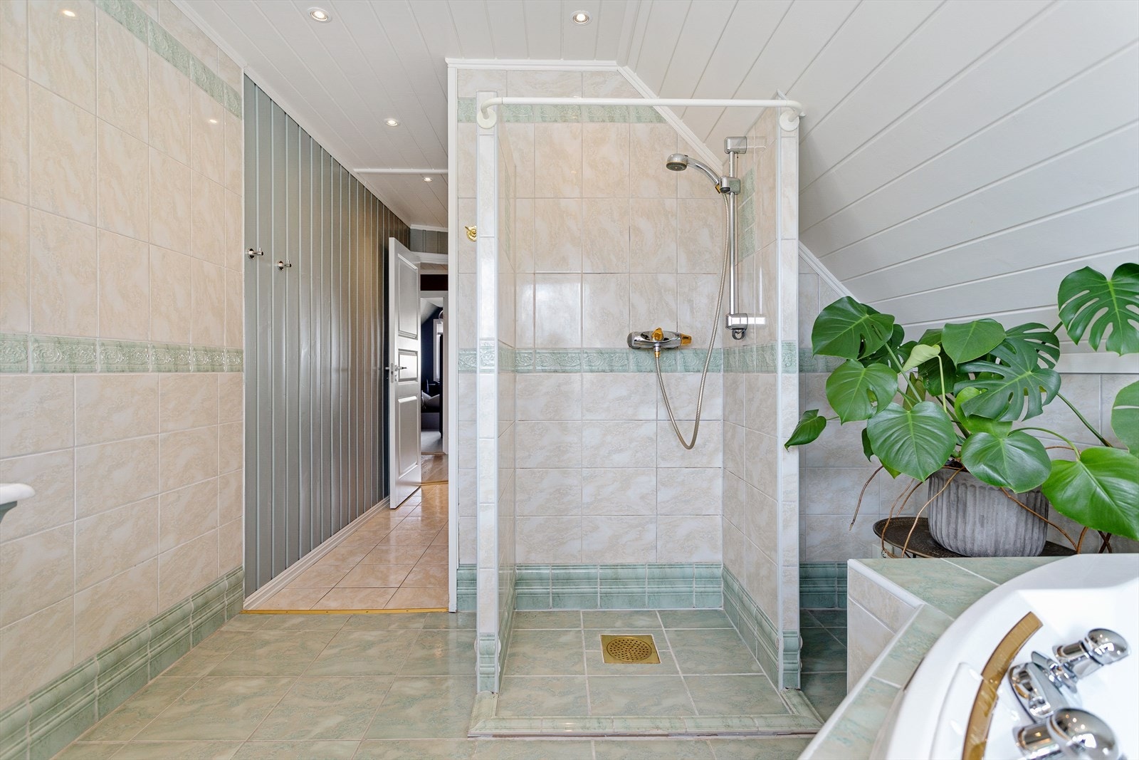 Videre består badet av dusjnisje med Oras ett-greps armatur med hånddusj, innmurt Hurricane spabad med integrert ett-greps armatur samt hånddusj og toalett. Galleribilde