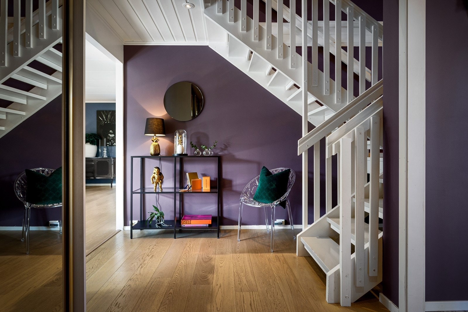 Fra entréen kommer man inn i en romslig hall med god plass til oppbevaring av klær og sko. Her er det montert en stor skyvedørsgarderobe på 3,7 meter. Galleribilde