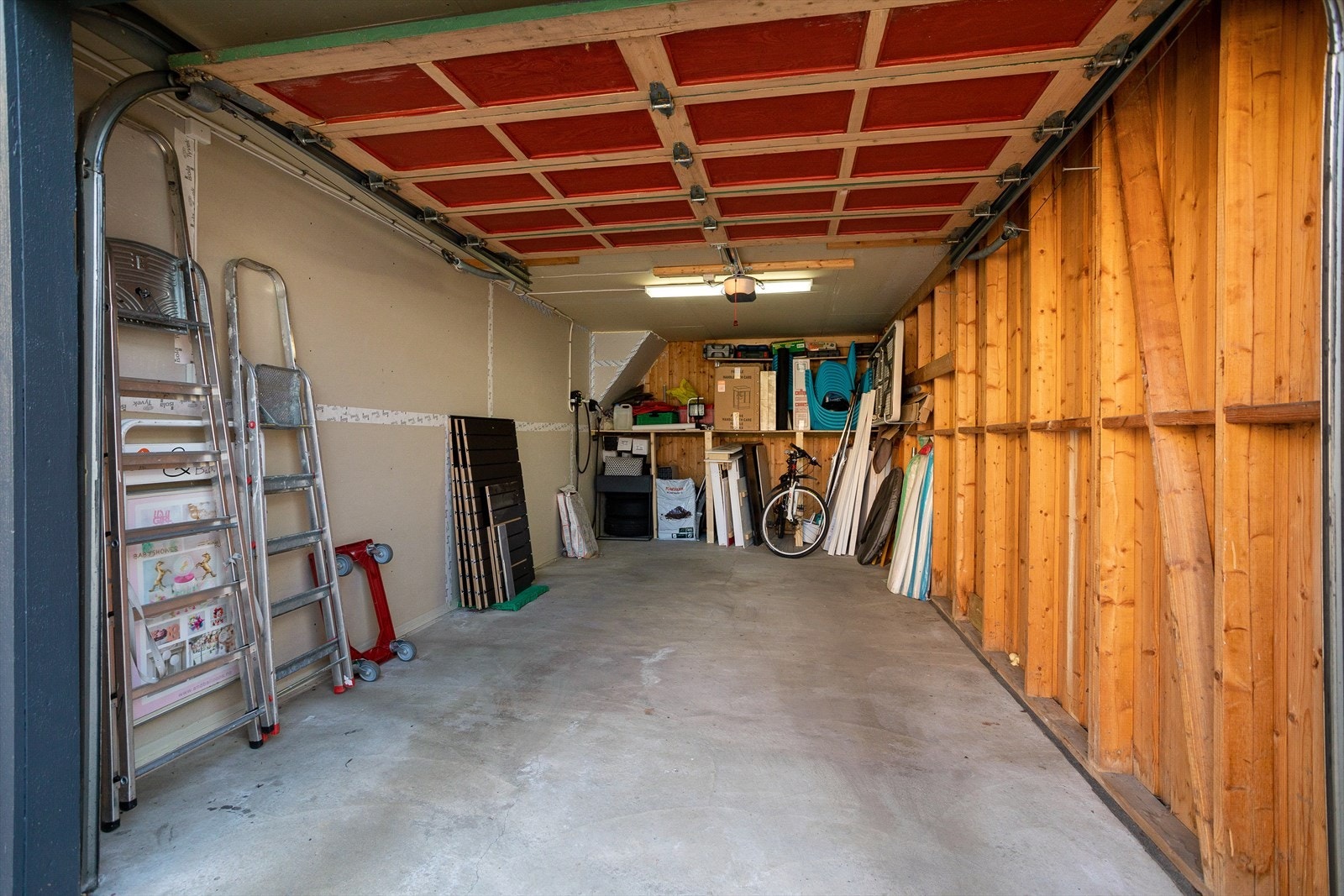 Stor garasje hvor det er montert elbillader. Galleribilde