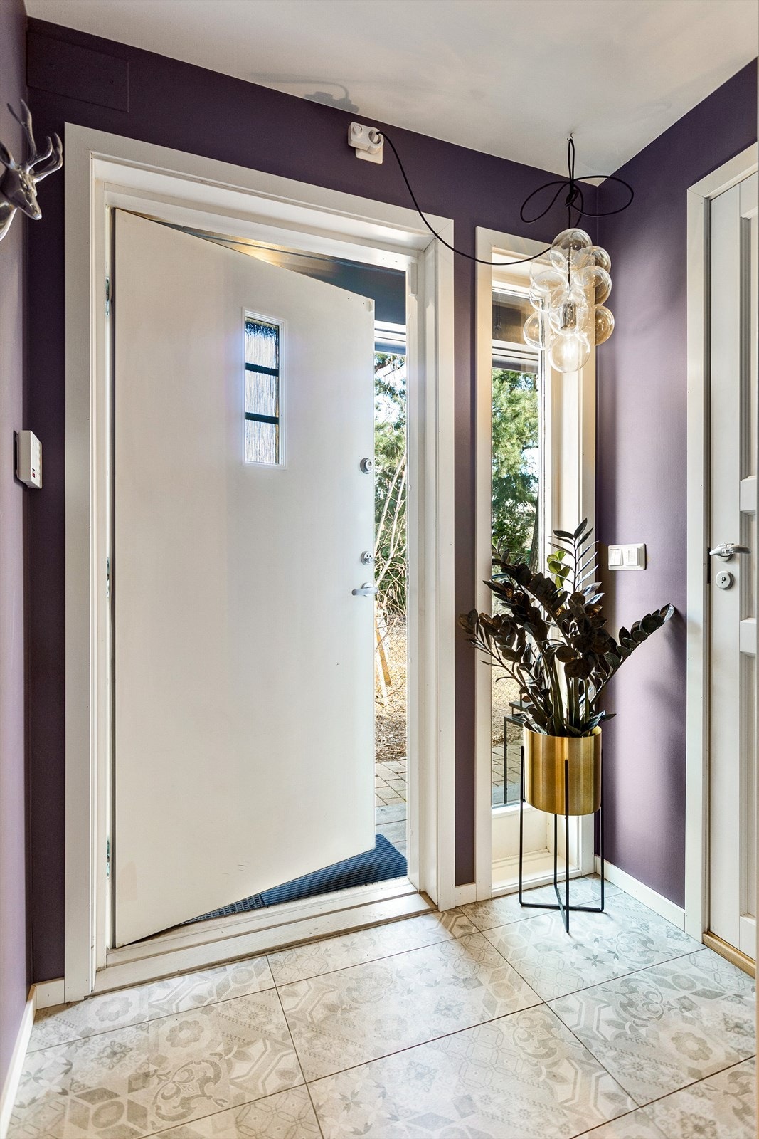 Pen flislagt entré med varme i gulv. Galleribilde