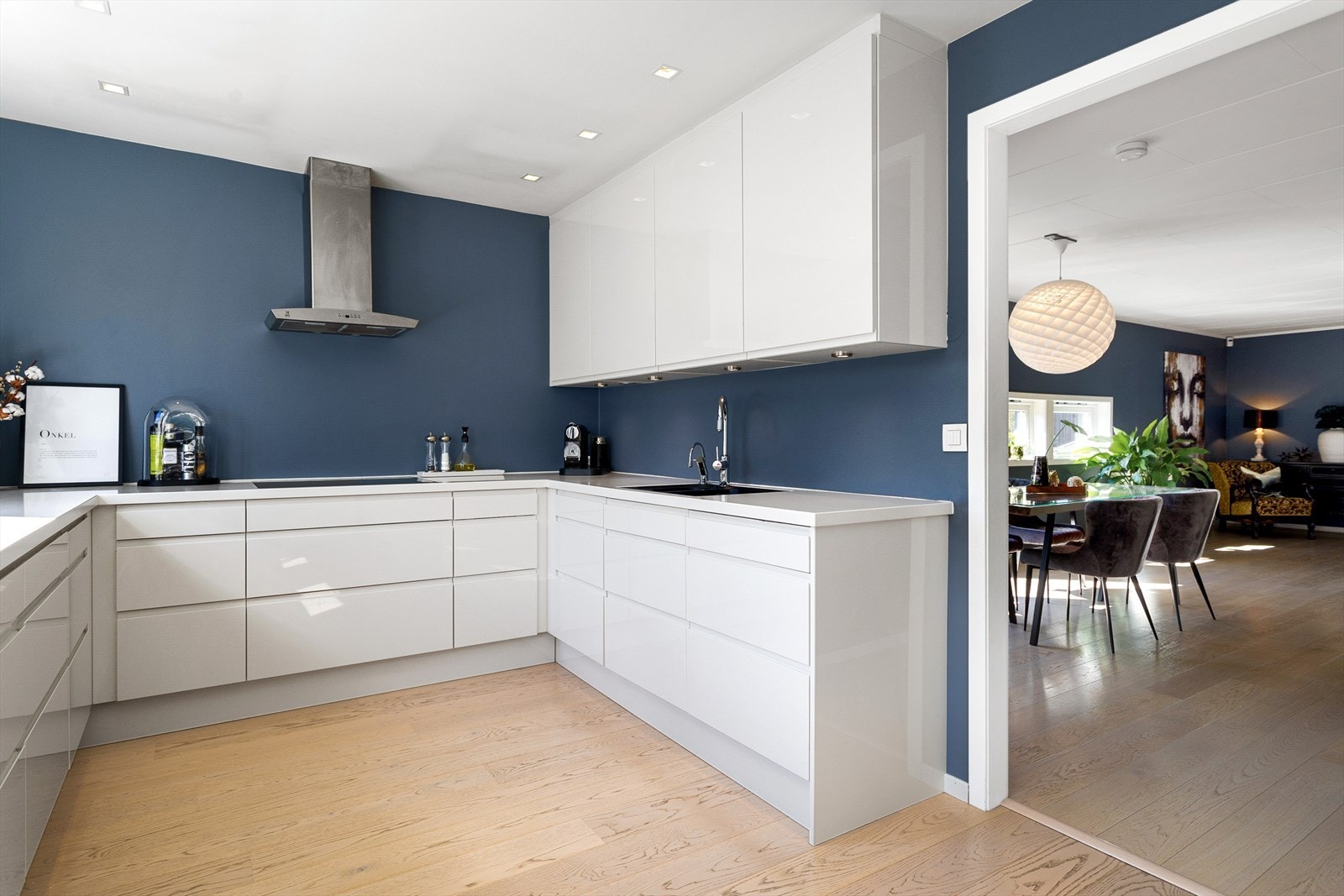 Det er montert flere stikkontakter på kjøkkenet og nedtrekkbar stikkontakt med 3 uttak i overskap. Galleribilde