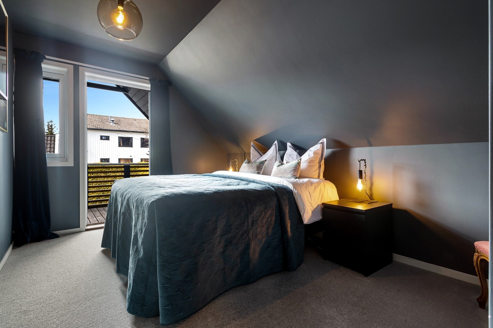 Romslig hovedsoverom malt i lune moderne farger. På soverommet er det god plass til dobbeltseng og tilhørende møbler. Fra soverommet er det utgang til en vestvendt balkong på 13 m² med god plass til sittegruppe. Galleribilde