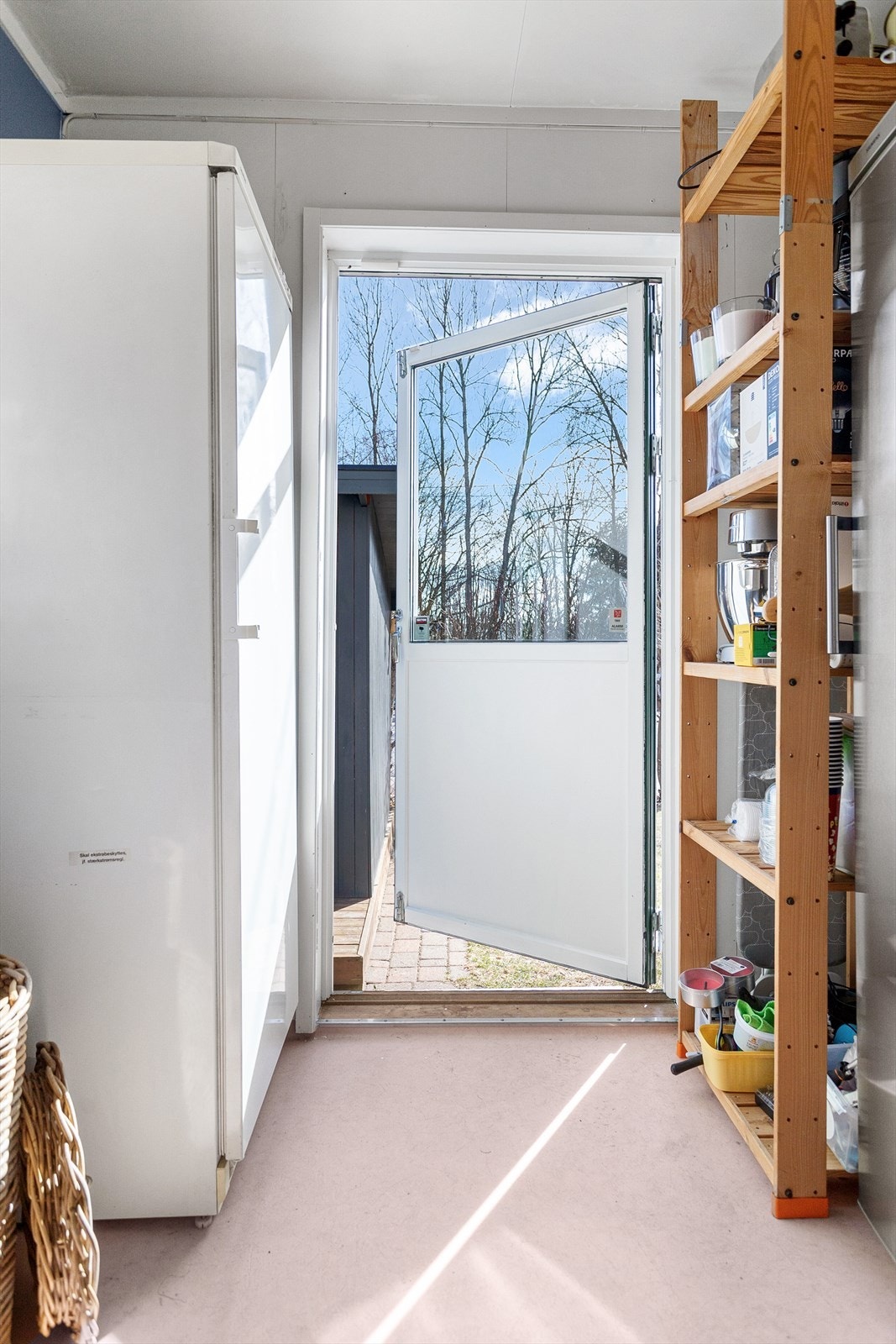 Fra vaskerommet er det utgang til hage. Galleribilde