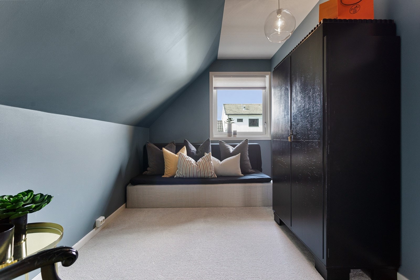 Soverom 2 av god størrelse malt i moderne farger med plass til dobbeltseng, garderobe og tilhørende møbler. Soverom 2 passer ypperlig som barnerom, gjesterom eller kontor. Galleribilde