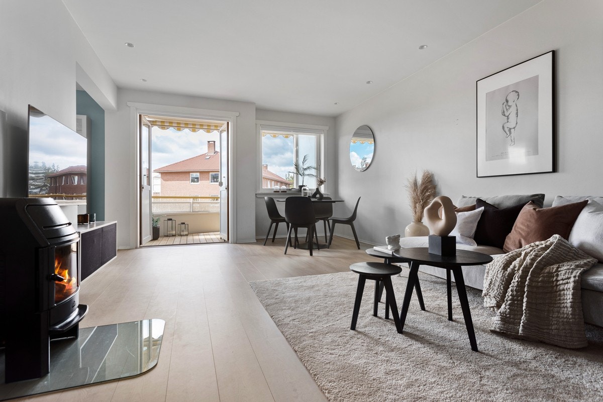 Velkommen til en delikat 3-roms som ble betydelig oppgradert i 2017 med nye kurser og stikkontakter, tidsriktige farger, nytt gulv, kjøkken, oppusset bad m.m. Galleribilde