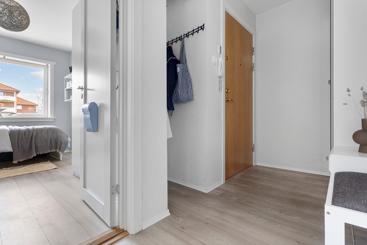 Entréen ble rehabilitert i 2017 med bl. a. behandling av flater og ny høytrykkslaminat på gulvet med varmefolie under. Galleribilde