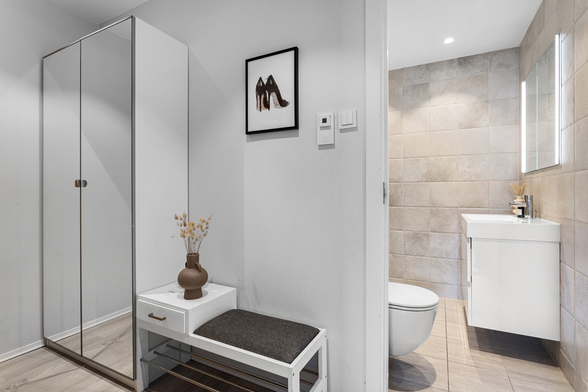 Når du kommer inn i leiligheten møtes du av en lys entré. Dette er et herlig ''første møte'' med boligen og de delikate materialene. Galleribilde