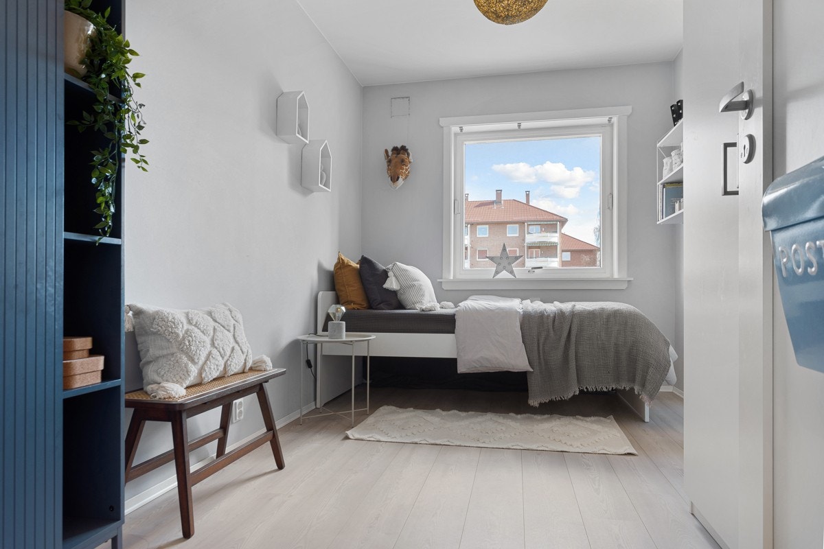 De store vinduene med brede karmer slipper inn naturlig med lys. Galleribilde