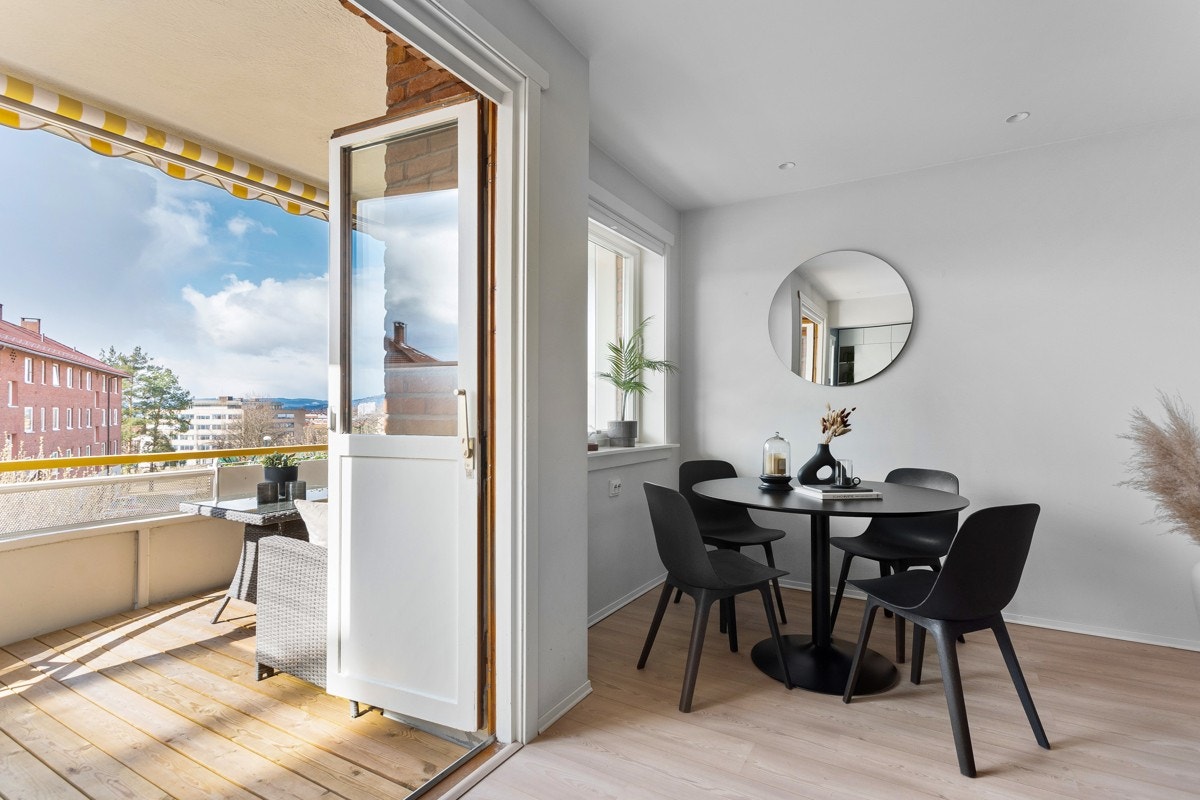 På varme sommerdager blir det naturlig å åpne den store glassdøren og slippe sommeren inn i boligen. Galleribilde