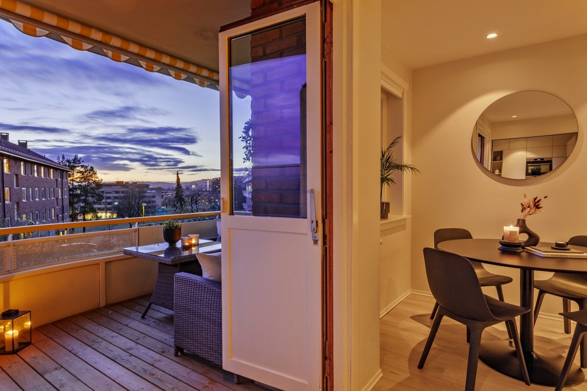 Balkongen har markise og gulvet er belagt med terrassebord. Galleribilde