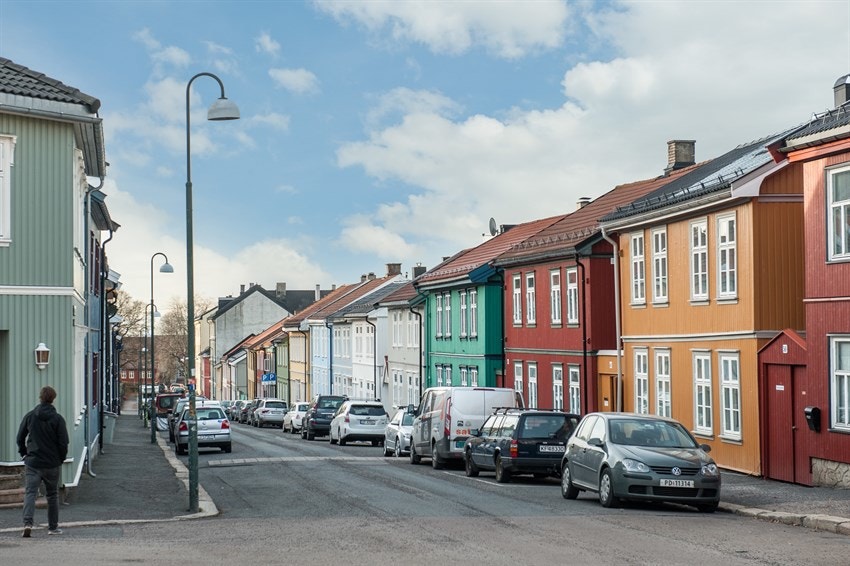 Med en god blanding av fargerike bygårder og trehusbebyggelse, får man en følelse av at man bor i en småby midt i byen! Galleribilde