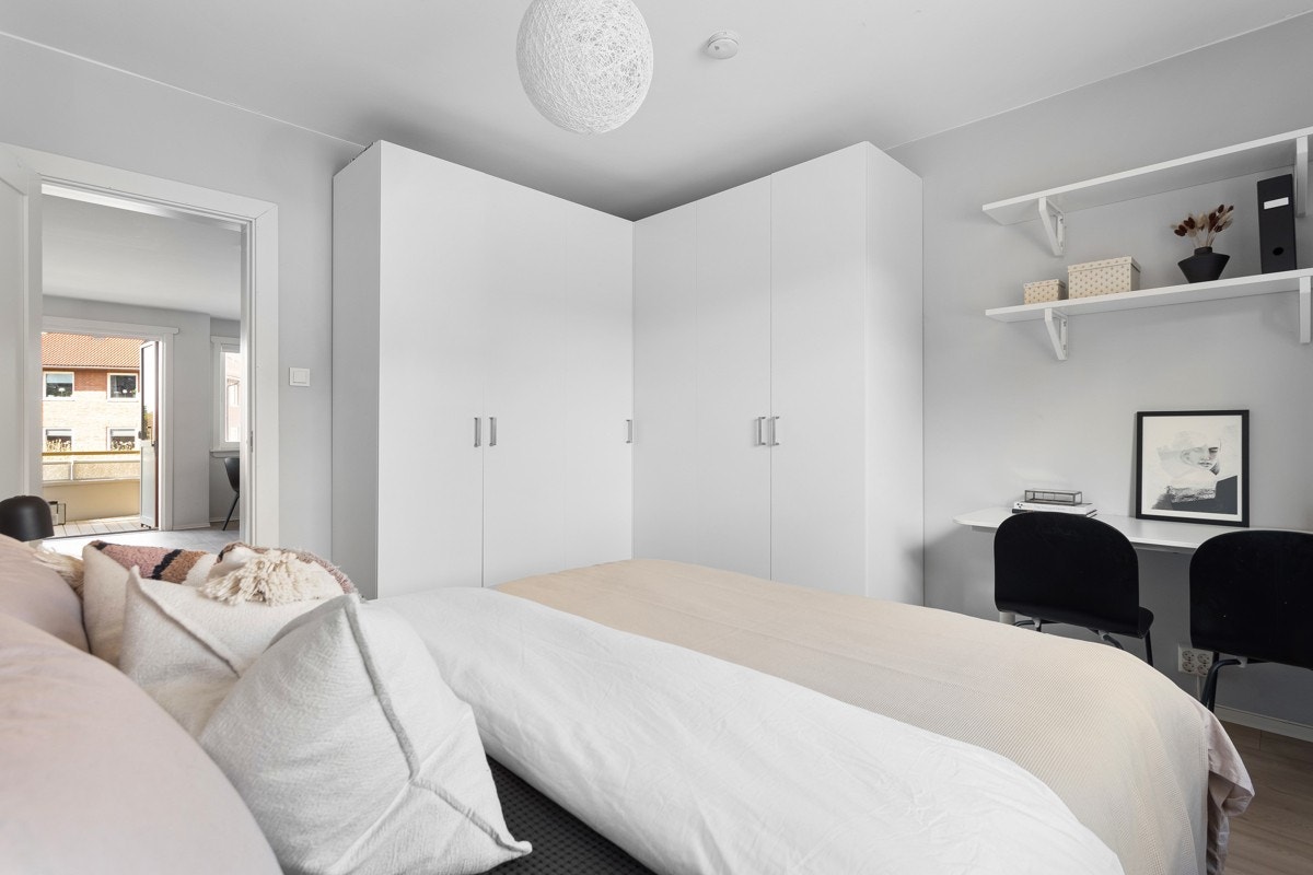 Begge rommene har garderobeskap som sørger for gode oppbevaringsmuligheter til klær og det man måtte ønske. Galleribilde