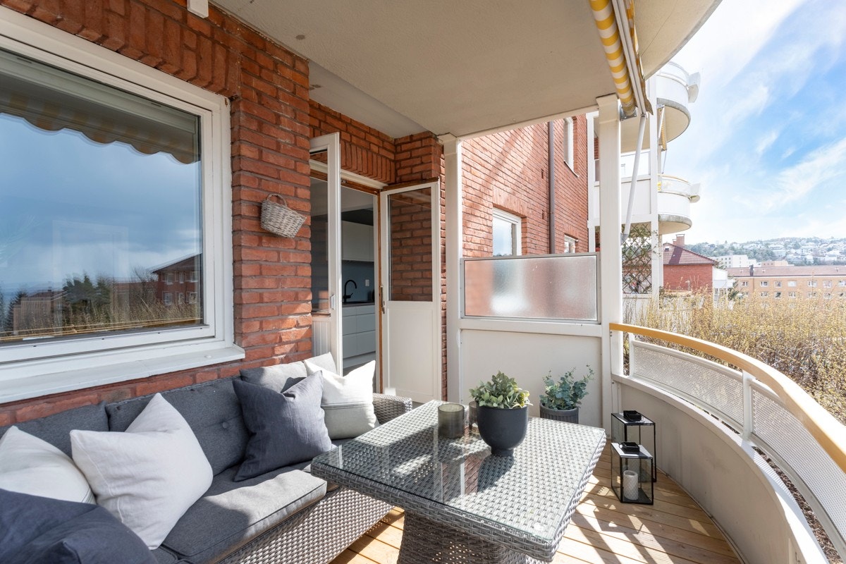 Balkongen vender mot vest så her er det rikelig med sol. Galleribilde