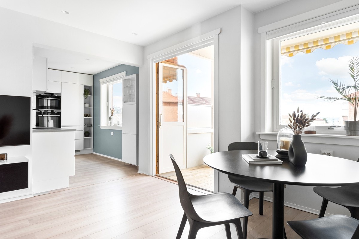 Kjøkkenet har en åpen løsning mot stuen som er perfekt for sosiale sammenkomster. Galleribilde