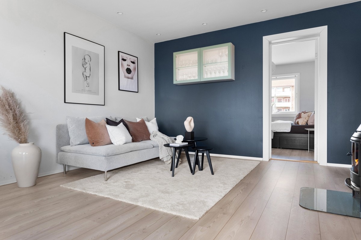 Du har en naturlig plass til både sofagruppe, spisebord og TV med tilhørende møblement. Galleribilde