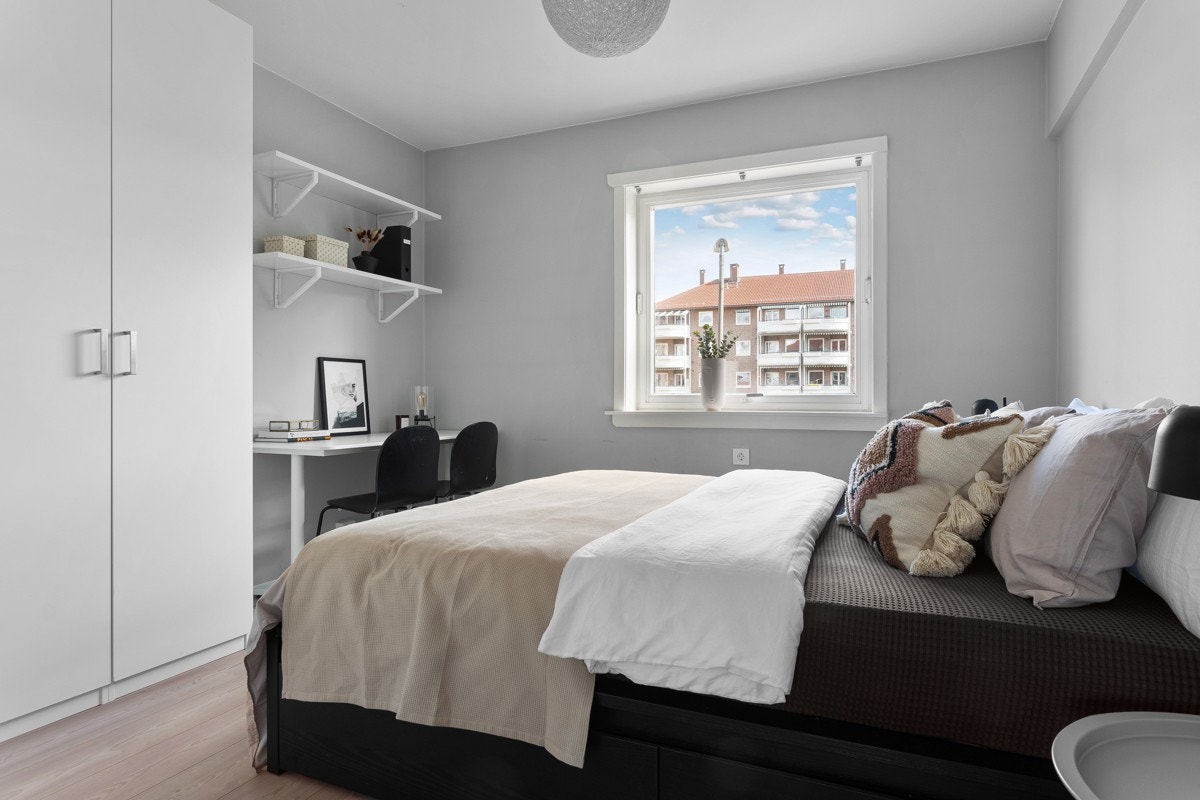 Ettersom hovedsoverommet er svært romslig, er det god plass til dobbeltseng, nattbord på hver side og øvrig møblement. Galleribilde