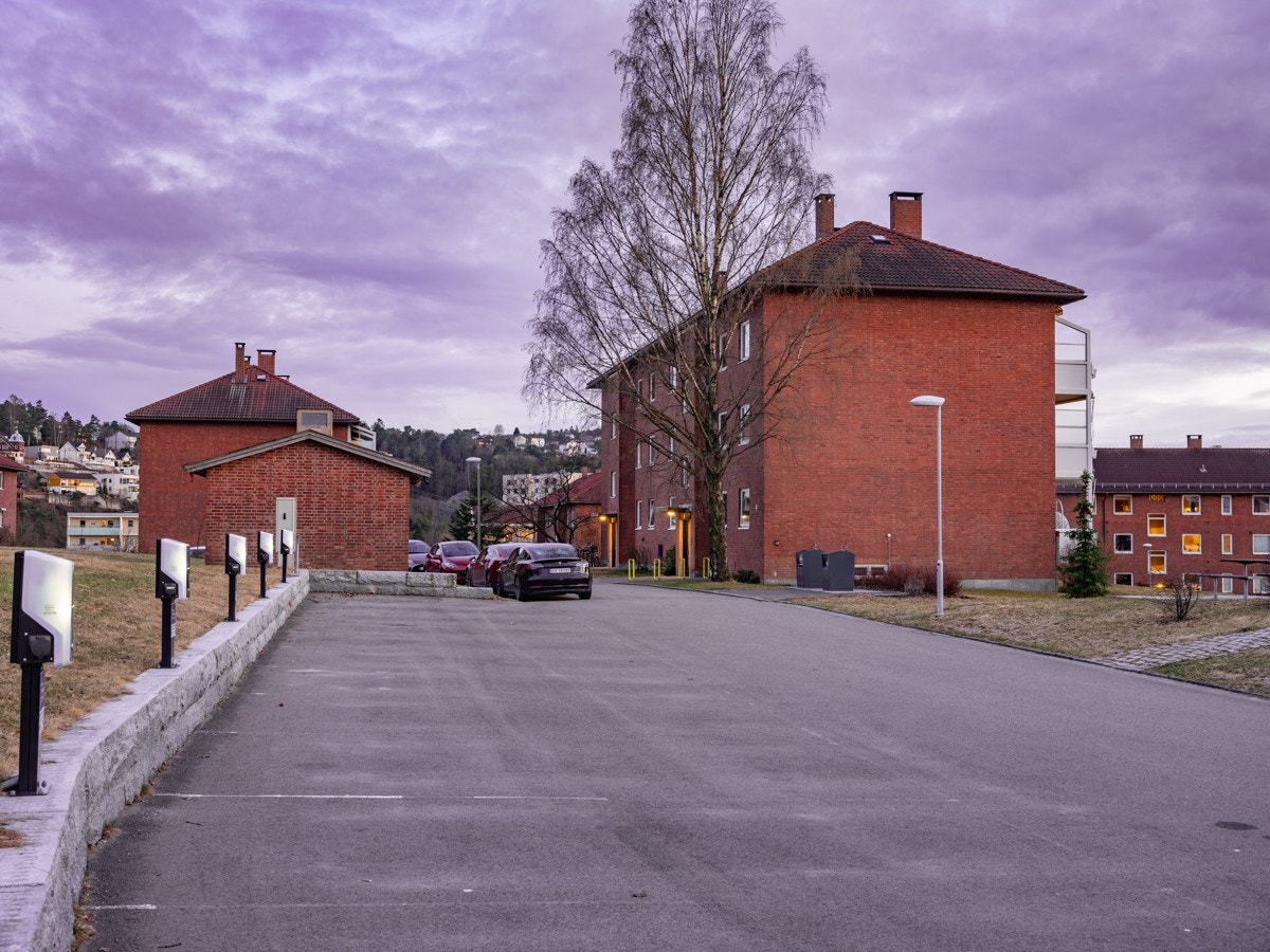 Borettslaget har etablert elbilading tilgjengelig for alle beboere. Galleribilde