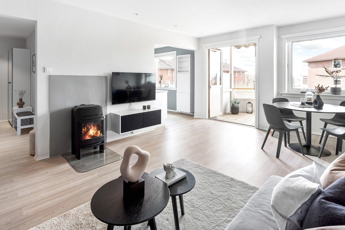 Stuen har tidsriktige farger og store vindusflater som slipper inn rikelig med naturlig lys i boligen. Galleribilde