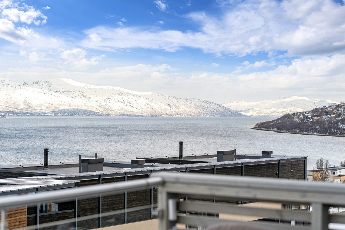 Fra stue/kjøkken er det utgang til balkong med panoramautsikt utover fjorden og mot Kvaløya