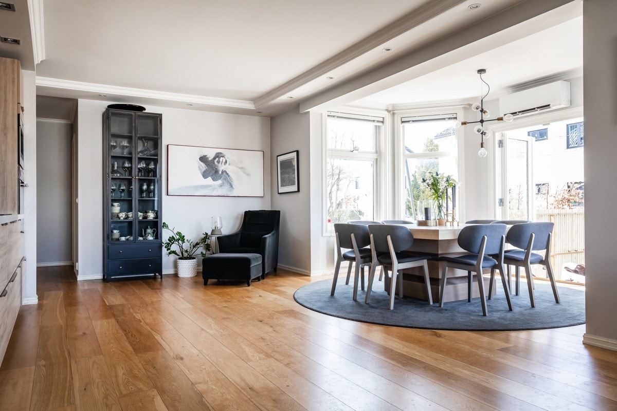 Spisestue med utgang til terrasse. Galleribilde