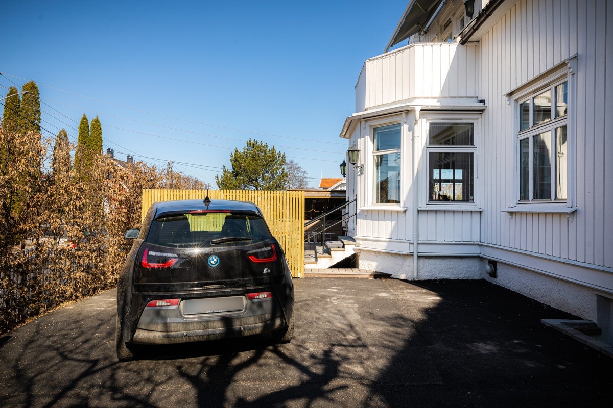 To biloppstillingsplasser ved asfaltert innkjørsel. Galleribilde