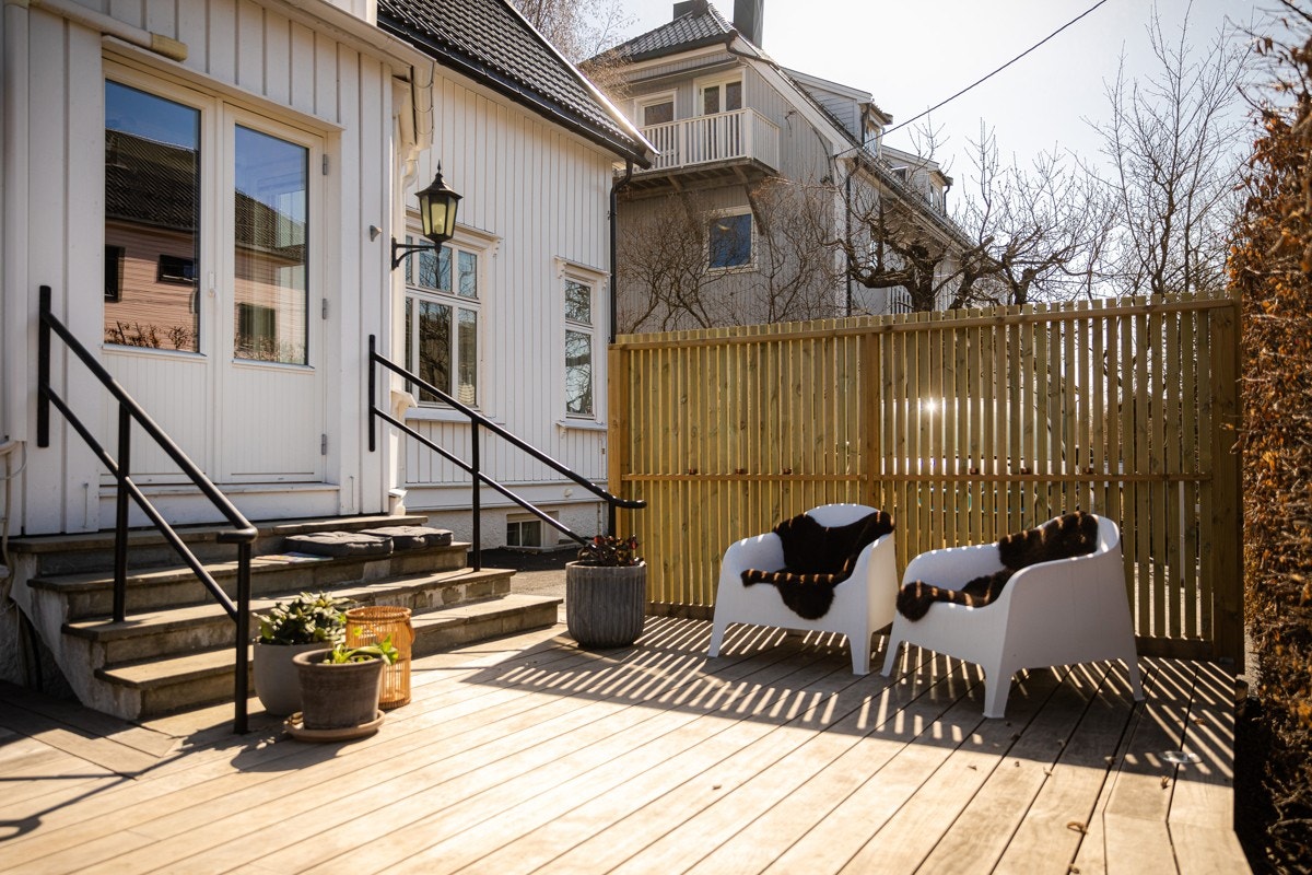Skjermet vestvendt terrasse med gode solforhold. Galleribilde