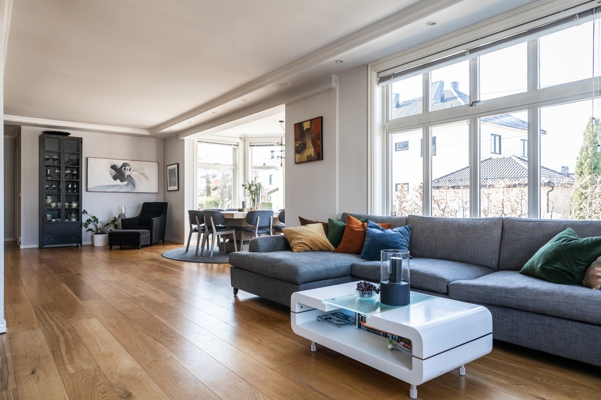 Oppholdsrommet har flott 1-stavs eikeparkett og downlights i himling. Galleribilde