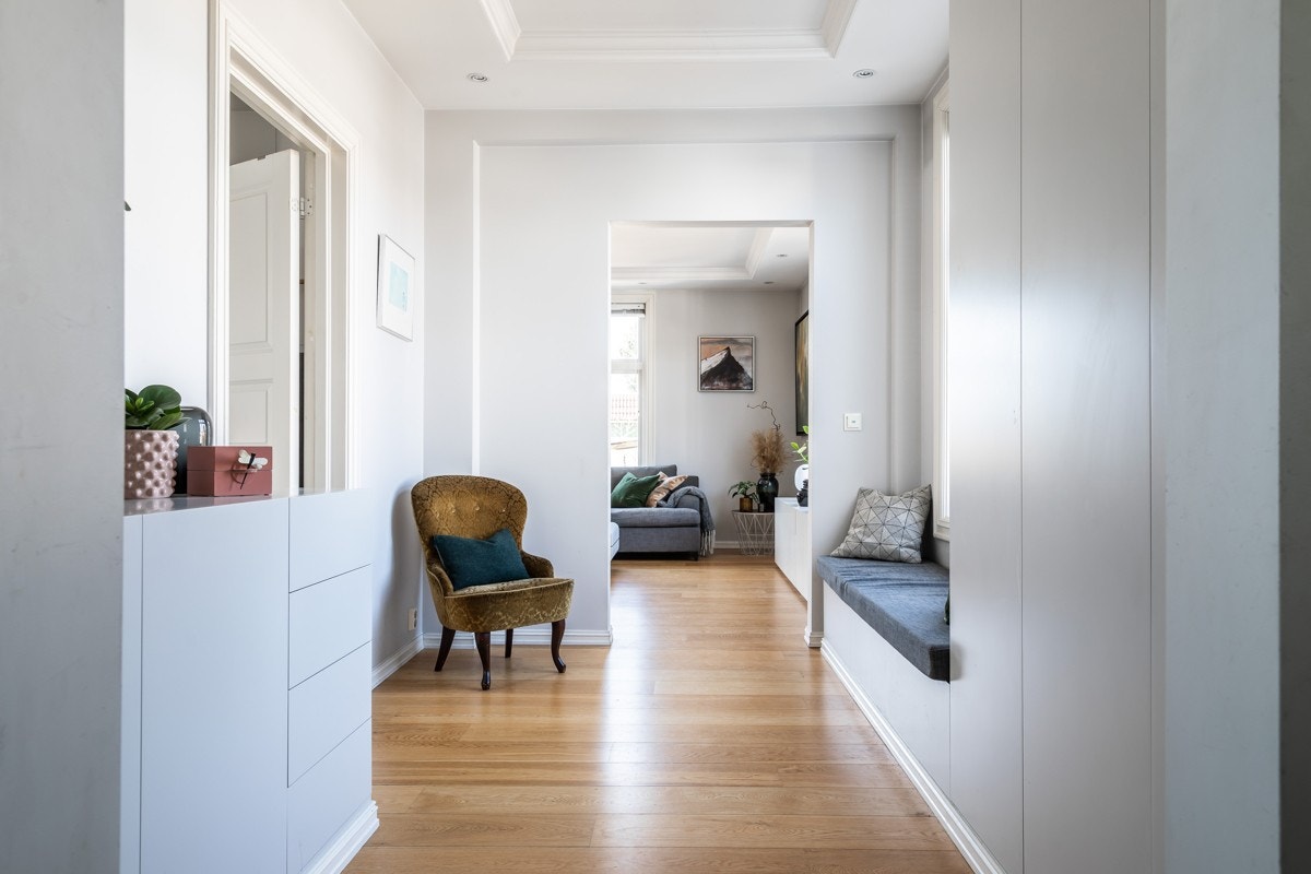 Hall med plassbygde skap, skuffer og benk. Galleribilde