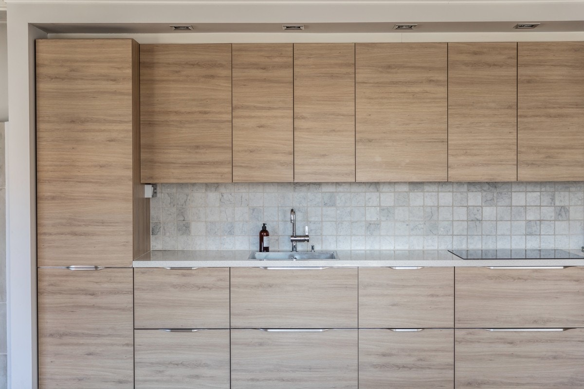 Tiltalende kjøkken fra 2012 med glatte fronter fra Schmit og integrerte hvitevarer. Galleribilde