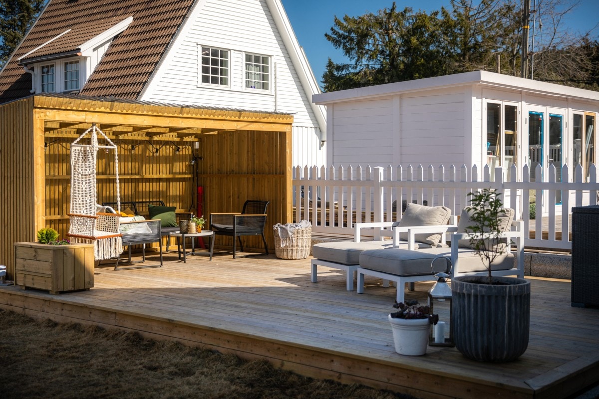 Solrik terrasse på 29m2 med pergola på 8m2 med strømuttak. Galleribilde
