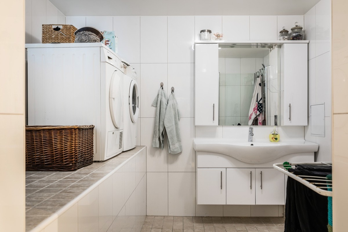 Stort, flislagt bad fra 2012 med varmekabler i gulv. Mekanisk avtrekk i vegg. Galleribilde