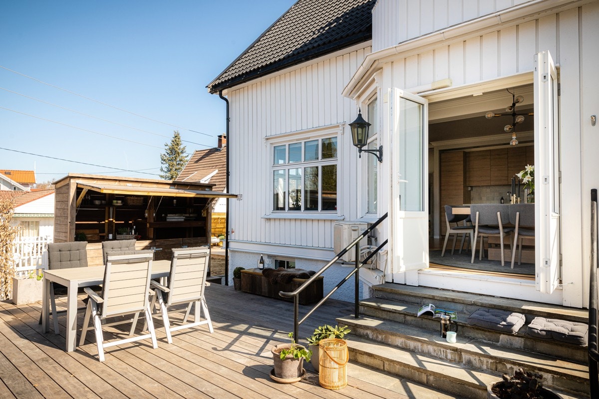 Vestvendt terrasse på 40m2 på forsiden av huset. Galleribilde